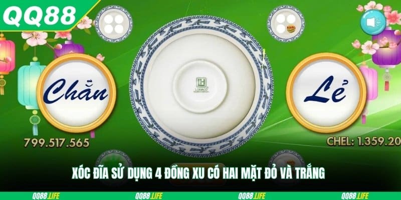 Xóc đĩa sử dụng bộ bốn đồng xu có hai mặt màu đỏ và trắng